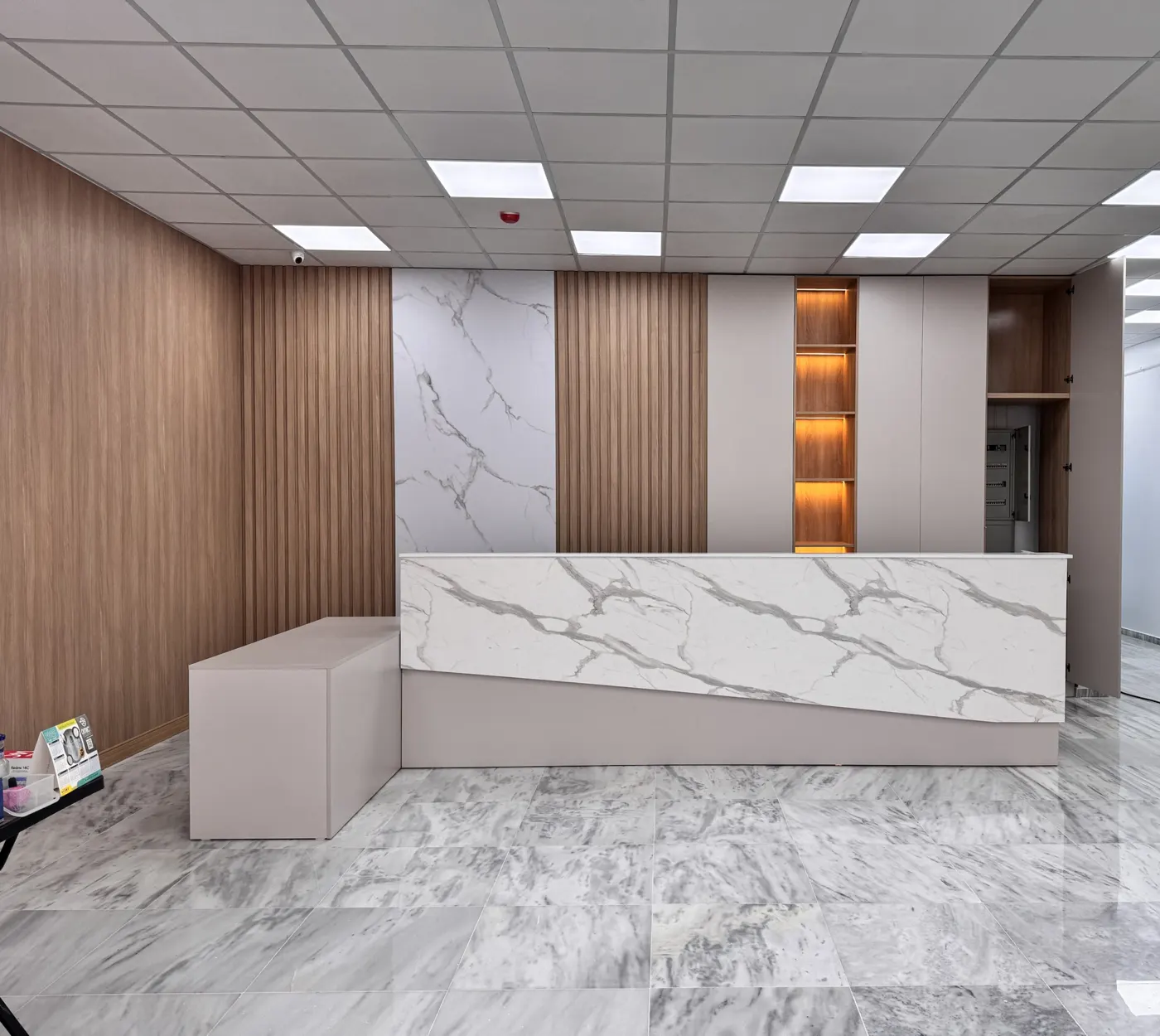Banque d'accueil en marbre et bois du centre de diagnostic