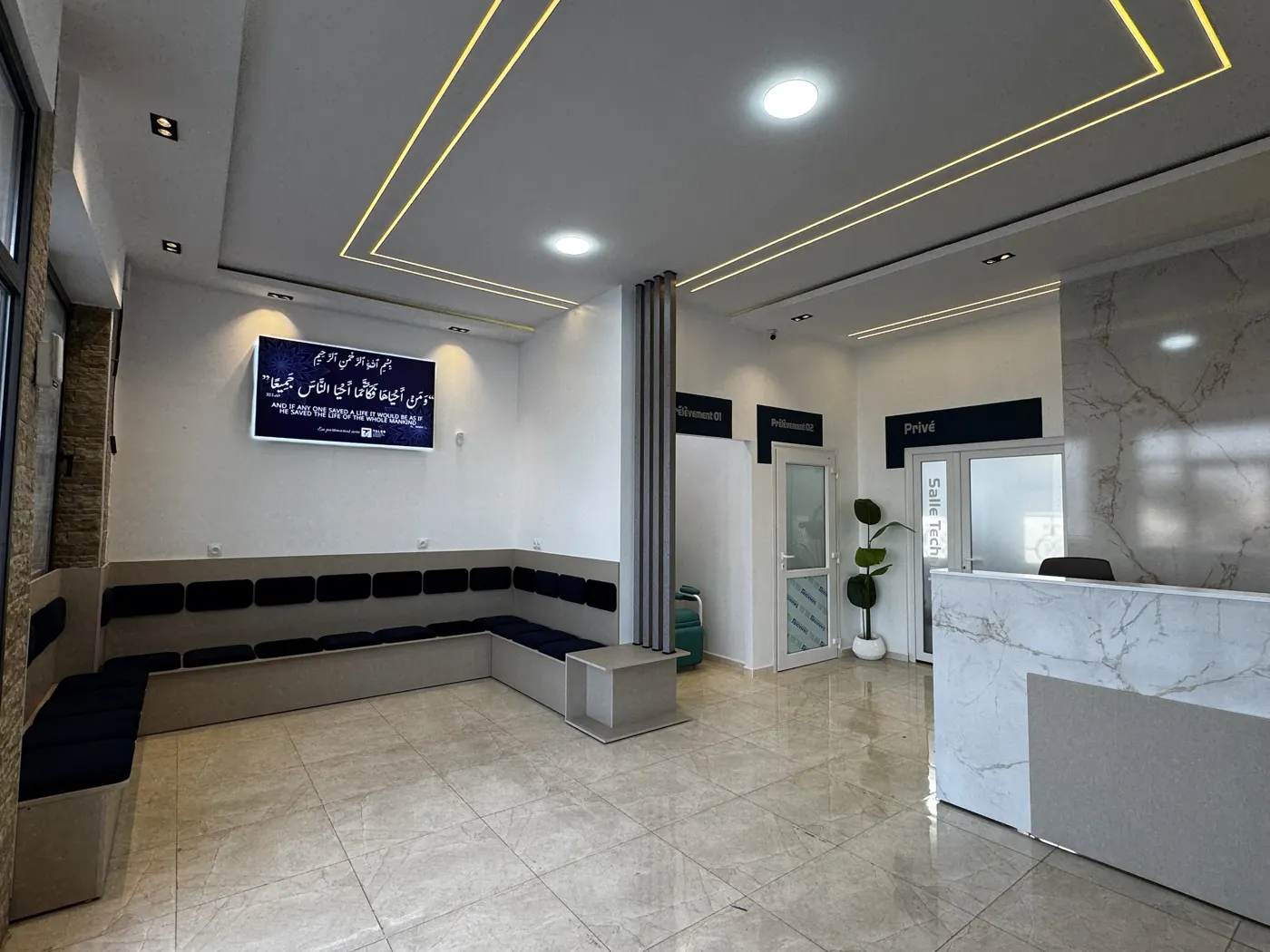 Salle d'attente du laboratoire avec banquette et éclairage indirect