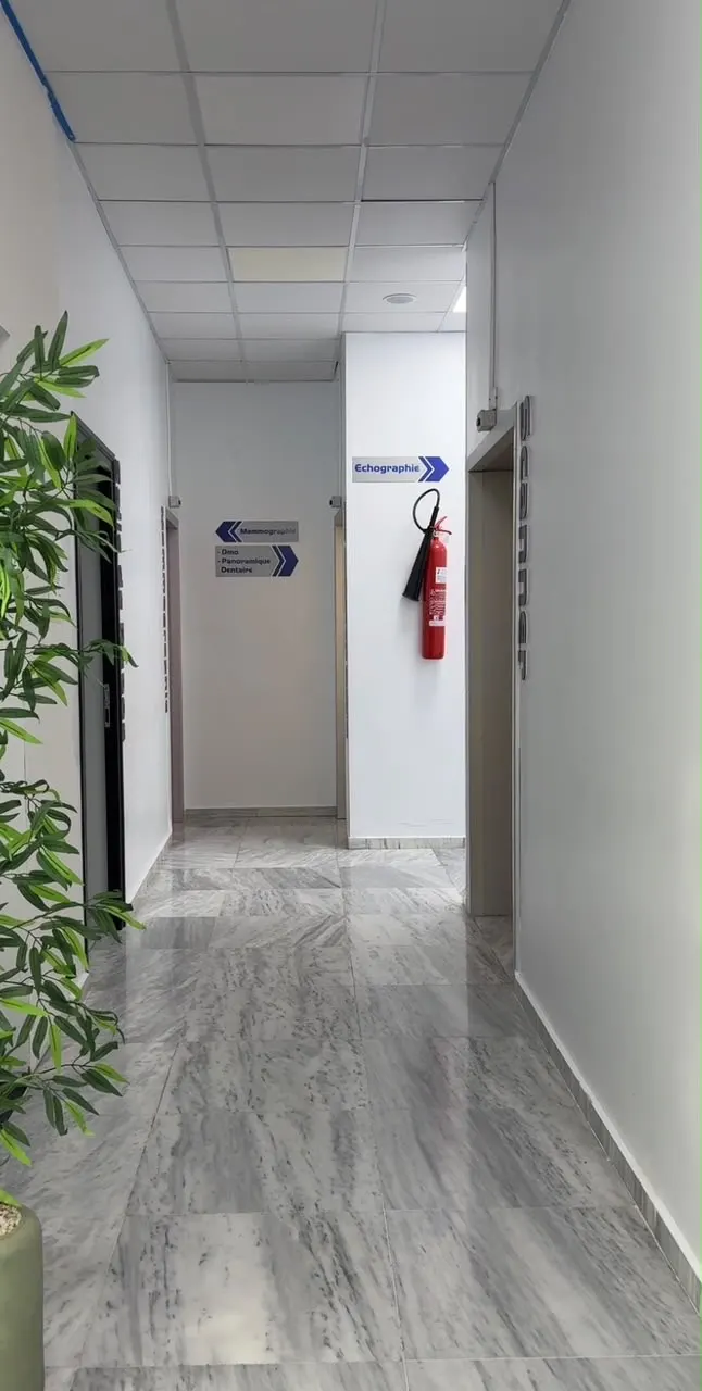 Couloir de l'imagerie avec signalétique mammographie, échographie et scanner